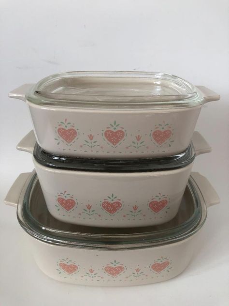 Corningware Forever Yours Pattern Casserole Baking Dishes 1 QT - Etsy Malaysia Cute Kitchen Dishes, Thrifted Kitchenware, Corningware Vintage Patterns, Corningware Vintage, Strawberry Dishes, Girls Apartment, Casserole Dish Set, Vintage Corningware, Pink Pyrex