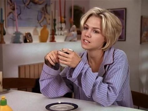 Jennie Garth, Kelly Taylor, Beverly Hills 90210, Short Hair, Short Layered Bob 90210 Hairstyles, Kelly Taylor 90210, Jennie Garth 90210, Kelly Taylor, 90s Haircuts, Short Layered Bob, Jennie Garth, Layered Bob Short, Beverly Hills 90210