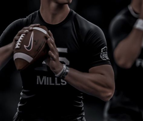 Football Quarterback Aesthetic, Reed Royal Aesthetic, Athletic Boys Aesthetic, Athletic Boy Aesthetic, Futbol Americano Aesthetic, Quarterback Aesthetic, Blind Side, Royals Series, Football Books