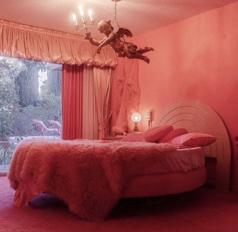 Kitsch Apartment, Pink And Red Room, Bedroom 70s, Circle Bed, Jamie Nelson, Bedroom Yellow, 80s Bedroom, Pink Feminine, Barbie Dreamhouse