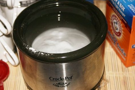 Baking Soda is AWESOME:  mix a few tablespoons of baking soda with water in the bowl of a crockpot or slow cooker. Set the crockpot on low heat in whichever room is most in need of a little freshening and set it to LOW with the lid off. She says the warm baking soda seems to literally pull the odors from the air (Optional, add essential oils) Handy Gadgets, Diy Air Freshener, House Smell Good, House Smell, Diy Cleaners, Cleaners Homemade, House Smells, Natural Cleaning Products, Diy Cleaning Products