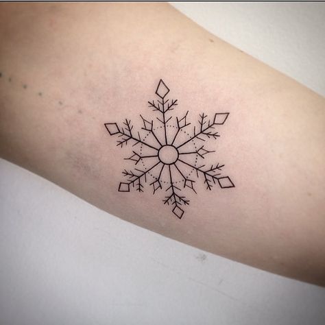 17.8 mil curtidas, 411 comentários - INSPIRATION TATTOO 1.6M (@inspirationtattoo) no Instagram: “#inspirationtatto Tatuador:  lucasfelipetattoo” Snowflake Tattoo, Winter Tattoo, Snow Tattoo, Tattoo Band, Snow Flake Tattoo, Bone Tattoo, Ring Finger Tattoos, Theme Tattoo, Inspiration Tattoos