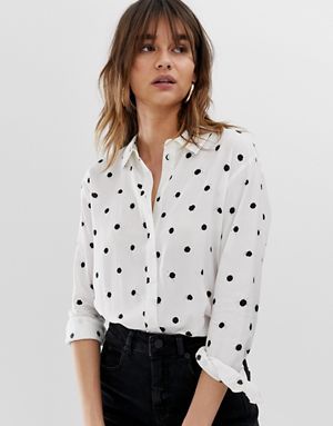 Warehouse shirt in polka dot Polka Dots Shirt Outfit, White Polka Dot Shirt Outfit, Polka Dot Shirt Outfit, Polka Dot Blouse Outfit, Polka Dot Top Outfit, Dots Outfit, White Polka Dot Shirt, Moda Curvy, Crisp White Blouse