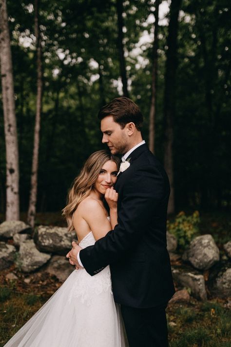 bride and groom wedding portrait Must Have Bridal Photos, Wedding Photography Rustic, Bride And Groom Photography Poses, Daytime Wedding Photos, Wedding Photo Garden, Cloudy Wedding Pictures, Rainy Wedding Photography, Groom Portraits Outdoor, Day Of Wedding Pictures