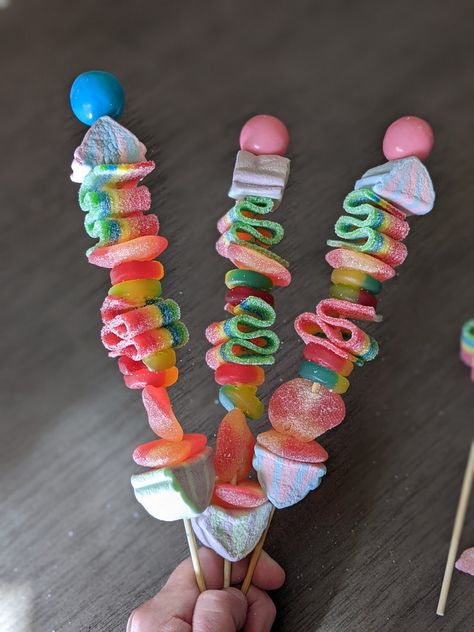 Easter Bbq, Gummy Candy Kabobs, Candy Kabobs, Birthday Sweets, Picnic Snacks, Candy Easter Basket, Candy Sticks, Rainbow Candy, Peppa Pig Birthday