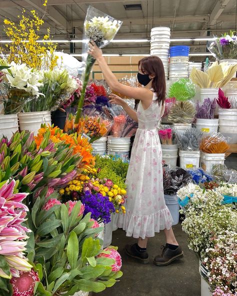 lily (@lilyloomis) posted on Instagram: “💐” • Jan 23, 2021 at 6:21pm UTC Foto Ideas Instagram, Pretty Plants, How To Pose, Looks Style, Flower Shop, Photo Dump, Pretty Flowers, A Flower, Aesthetic Clothes