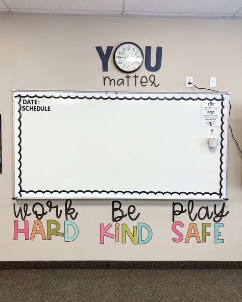 Aimee | Third Grade Teacher (@aimeesedventures) posted on Instagram: “My favorite spot in my classroom💛⁣ ⁣ ⁣ #lifeofateacher #iteachthird #iteachsecond #teacherresources #tpt #teacherhacks # #iteachfirst…” • Jun 10, 2022 at 9:40pm UTC Fair Work, Classroom Style, Teaching Organization, Classroom Idea, Classroom Board, Third Grade Teacher, English Classroom, School Bulletin Boards, Class Decoration