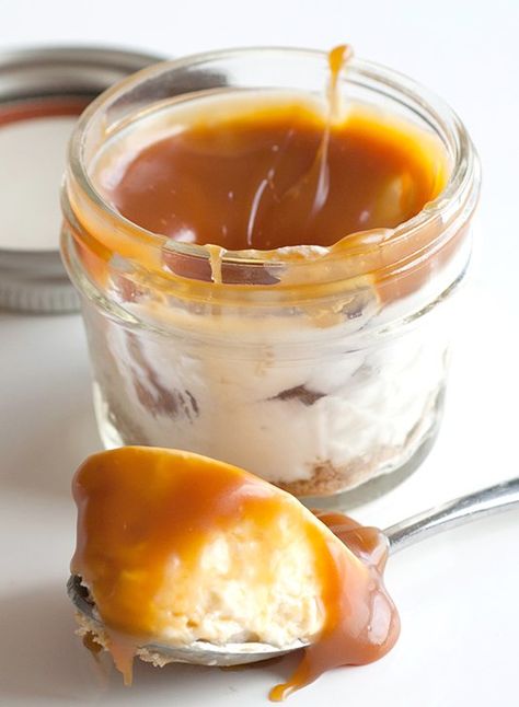 This Mason Jar Salted Caramel Cheesecake Couldn't Be Easier Mason Jar Cheesecake, Mason Jar Desserts, Salted Caramel Cheesecake, Dessert In A Jar, Brownie Desserts, Unflavored Gelatin, Mason Jar Meals, Caramel Cheesecake, Oreo Dessert