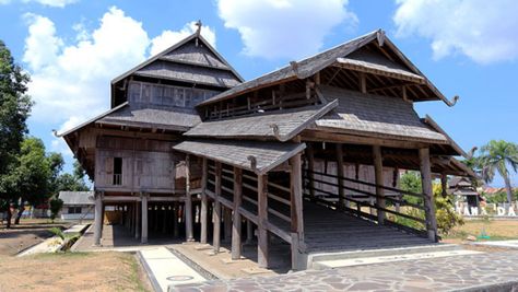 5 Jenis Rumah Adat NTB, Gambar dan Penjelasannya | Rumah.com Indonesian Architecture, House On Stilts, Wooden Architecture, Travel House, Unusual Homes, Traditional Architecture, Classic House, Home Fashion, Traditional House