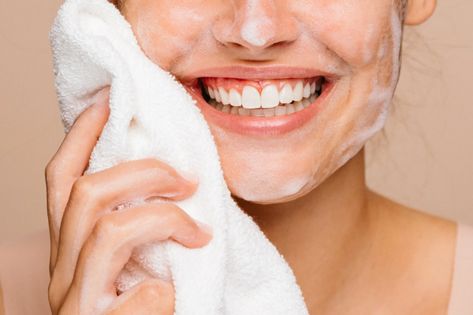 People often overlook face washing in favor of the other skin care steps. But it's so important to make sure you do it right. Here's one tip from a derm. Remove Skin Tags Naturally, Natural Face Wash, Natural Face Cleanser, Washing Your Face, Bare Face, Skin Care Steps, Facial Wash, Natural Face, Skin Issues