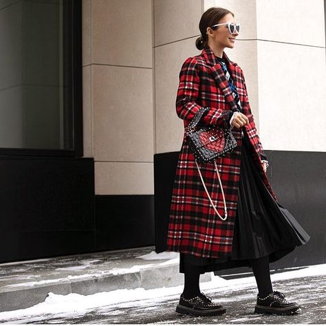 Tartan Coat, Tartan Fashion, Coat Street Style, Love Style, Punk Outfits, Traditional Fashion, Fashion Gallery, Winter Outfits Women, School Fashion