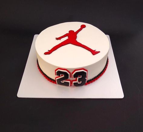 Basketball Cake For Boys Birthdays, Jordan Basketball Cake, Basketball Torte, Jordan Birthday Cake, Michael Jordan Cake, Cake Basketball, Michael Jordan Birthday, 23 Birthday Cake