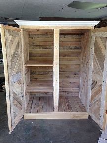 repurposed pallet wardrobe, closet, painted furniture, pallet, repurposing upcycling, woodworking projects Pallet Dresser, Pallet Wardrobe, Garderobe Diy, Wooden Pallet Furniture, Pallet Designs, Recycled Pallets, Pallet Outdoor, Pallet Crafts, Wardrobe Armoire