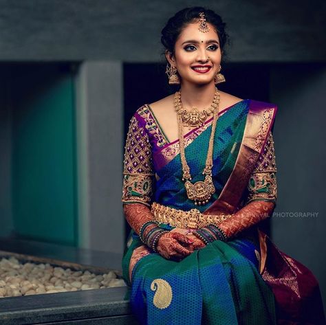 Gorgeous South Indian bride on her engagement day 🥰 Click by Carnival Photography Shalu Saree, Hairstyle With Saree, Hairstyle On Saree, India Outfits, Engagement Hairstyle, Carnival Photography, South Indian Bride Saree, Engagement Saree, Sarees Pattu