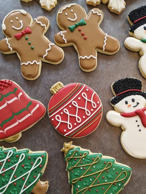 Cute Gingerbread Man Cookies, Christmas Cookie Icing Designs, Gingerbread Cookies Royal Icing, Ornament Royal Icing Cookies, Christmas Cookies Decorated Gingerbread, Sugar Cookie Christmas Designs, Sugar Cookie Christmas Decorated, Present Cookies Decorated, Cookie Icing Ideas