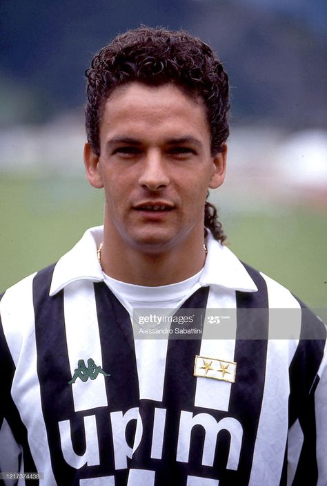 Roberto Baggio, Track Pants Mens, Football Images, Juventus Fc, World Football, Football Boys, Poses For Photos, كرة القدم, Arm Workout