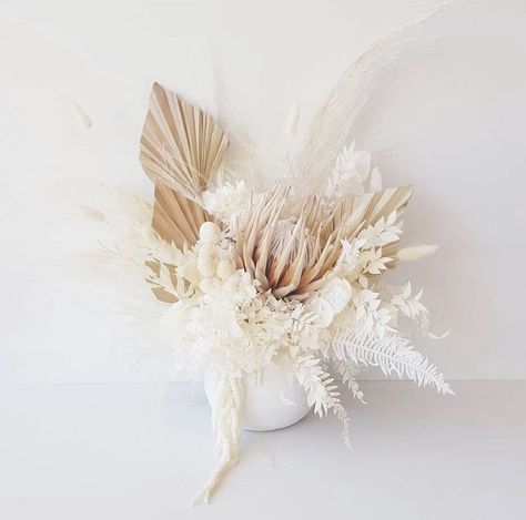 White Dried Bouquet, Dry Flowers Arrangements Ideas, Minimalist Bouquet, Cream Wedding Bouquet, Aesthetic Farm, Florist Studio, Farm Chic, Palm Wedding, Metal Wedding