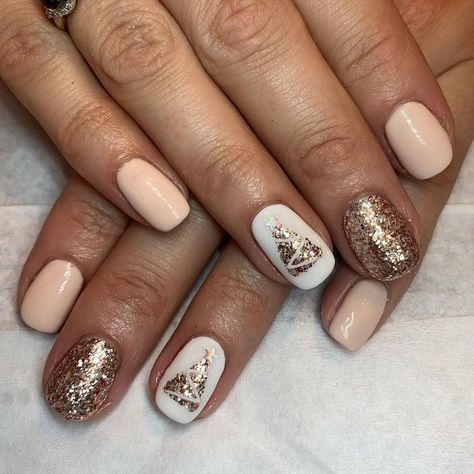 Christmas Subtle Nails, Christmas Plain Nails, Neutral Holiday Nails Classy, Nude Christmas Nail Designs, Simple Christmas Gel Nails, Plain Christmas Nails, Christmas Nail Designs Simple, Nude Christmas Nails, Gel Overlay Nails