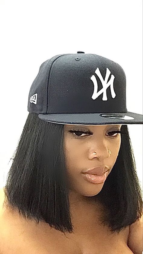 Girls In Fitted Hats, Cap Outfits For Women, Natural Dark Hair, Face Cap, Swag Hats, Streetwear Hats, Female Inspiration, Alt Girls, Swag Girl Style