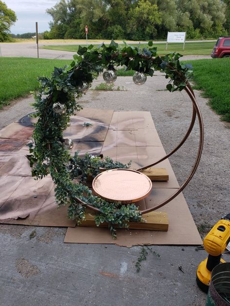 Wedding Hoop Table Decorations, Hula Hoop Diy Wedding, 2023 Centerpieces, Decorate With Garland, Ganpati Design, Greenery Wedding Cake, Hula Hoop Decoration, Diy Hula Hoop, Diy Greenery