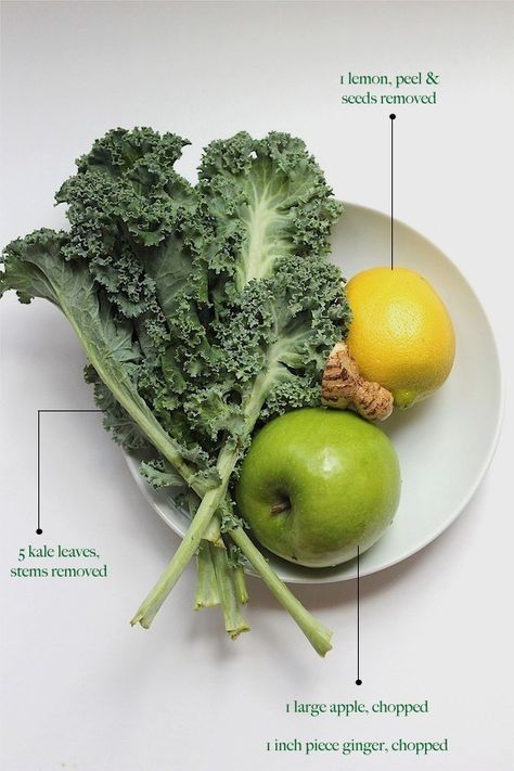 Gwyneth's green juice, as posted at Savor Home, one of 10 great kale drink recipes featured in this roundup at Go Eat Your Bread with Joy. Kale Drink Recipes, Kale Drink, Kale Juice Recipes, Kale Juice, Resep Juice, Detox Juice Recipes, Kale Smoothie, Green Juice Recipes, Green Drinks