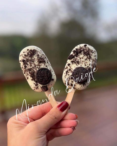 Cookies And Cream Cakesicles, Summer Cakesicles, Oreo Cakesicles, Cake Sicles Design, Cakesicles Birthday, Sickle Design, Birthday Cakesicles, Cake Sickles, Dessert Cones