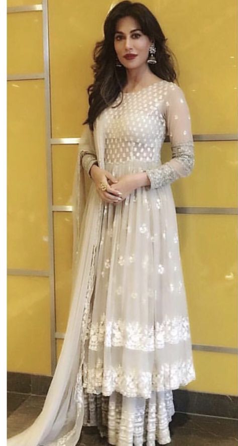 Milad outfit Ethenic Wears, Wedding Dinner Dress, Kurti Anarkali, Silk Kurtas, Diwali Outfit, Closet Idea, Pakistani Party Wear Dresses, Indian Kurti Designs, Lehenga Design