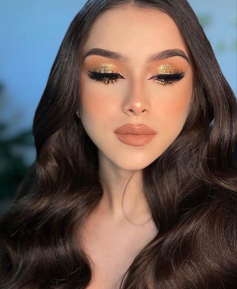 Quince Mom Makeup, Black And Gold Makeup Looks, Makeup Buchifresa, Social Glam Makeup, Buchona Makeup, Makeup Looks Full Face, Gold Eyeshadow Makeup, Princes Makeup, Black And Gold Makeup