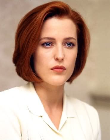 I'm looking at her today because she reminds me a lot of Julianne Moore, though somewhat softer. Scully Hair, Female Actors, Dana Scully Hair, Gillian Anderson Short Hair, Gillian Anderson X Files, Gillian Anderson Paparazzi, Gillian Anderson David Duchovny Photoshoot, Gillian Anderson Selfie, David And Gillian