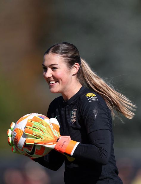 Mary Earps England, Mary Earps Football, Mary Earps Wallpaper, Womens Football Aesthetic, Female Goalkeeper, Football Wives, Woso Football, Mary Earps, England Lionesses