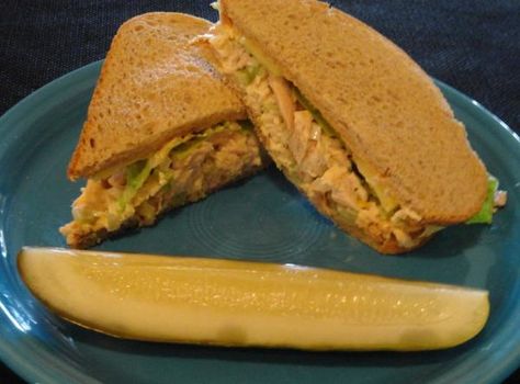 Sweet And Spicy Tuna Salad Sandwich! Recipe Spinach Pull Apart Bread, Jaiba Recipe, Sweet And Spicy Tuna, Fancy Tuna Salad, Sandwich Roll Ups, Wic Recipes, Caprese Garlic Bread, Tuna Salad Sandwich Recipe, Spicy Tuna Salad