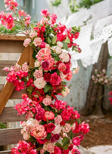 Coral Red Wedding Theme, Hacienda Wedding Bouquet, Elegant Themed Wedding, Red Pink White Green Wedding, Red And Pink Wedding Flowers, Wedding Flowers Reception, Sign Easel, Themed Wedding Ideas, Mexican Themed Weddings