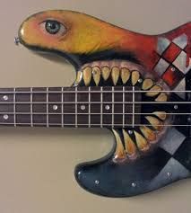 Bass Guitar Custom Paint, Diy Painted Guitar, Painted Guitar Aesthetic, Painted Bass Guitar, Custom Painted Guitar, Paint On Guitar, Painted Guitars Ideas, Art On Guitar, Painted Guitar Acoustic