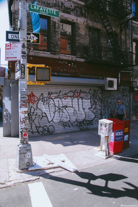 Christmas In New York, Building Photography, Bg Design, A White Christmas, Street Graffiti, Graffiti Drawing, Beastie Boys, Last Christmas, Street Culture