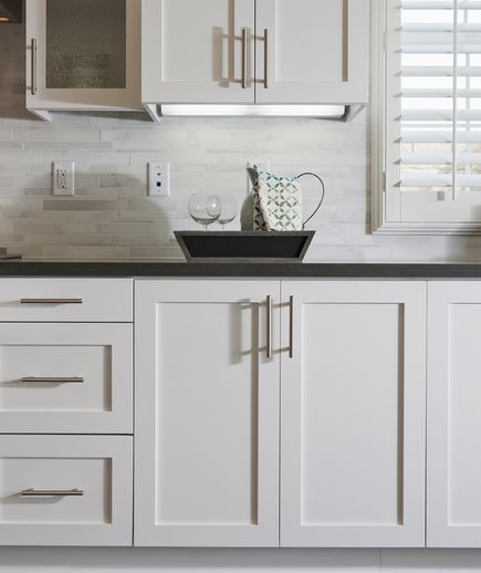 Easy Updates: swap out kitchen hardware for a quick & easy custom look White Kitchen Cabinet Handles, Kitchen Cabinets And Backsplash, Hardware Ideas, Rental Kitchen, Online Kitchen Cabinets, Kitchen Cabinet Pulls, New Kitchen Cabinets, Kitchen Cabinets Makeover, Kitchen Cabinet Hardware