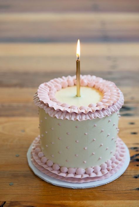 Birthday Cake Traditional, Pastel Color Centerpieces Birthday, Swiss Dot Cake, Cute Cake Ideas Simple, Pink Polka Dot Cake, Small Girly Birthday Cakes, Easy Cute Cake Ideas, Pink Funfetti Cake, Pink Minnie Cake