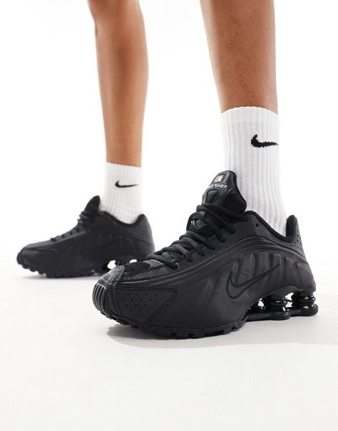 Nike Shox R4 sneakers in black Effortless Athleisure, Athleisure Chic, Pinterest Fits, City Break Outfit, Nike Air Max Jordan, Nike Shox R4, Nike Branding, All Nike Shoes, Winter Party Dress