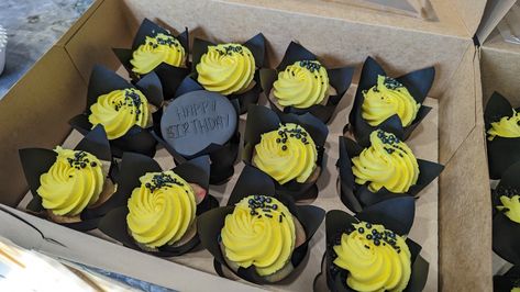 Black and yellow cupcakes Black Cake Design, Yellow Cupcakes, Black Cake, Yellow Birthday, Cute Polymer Clay, Black And Yellow, Yellow Black, Cake Designs, Black N Yellow