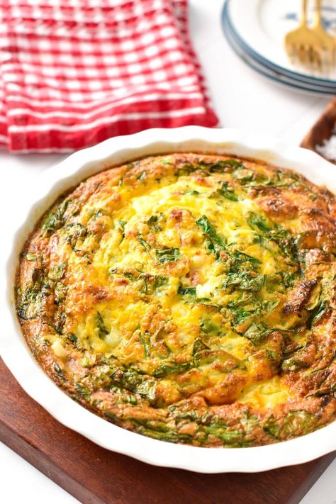 This Cottage Cheese Egg Bake is a tasty high-protein brunch recipe perfect to bring to pot luck and packed with 30 grams proteins per serve. You will love the Mediterranean flavors of this cottage cheese egg bake made with spinach, sundried tomatoes, and Feta cheese. Volume Low Calorie Meals, High Volume Low Calorie Meals, Cottage Cheese Egg Bake, High Volume Low Calorie, High Protein Dinners, Cheese Egg Bake, Recipes Quiche, Reverse Prediabetes, Protein Dinners