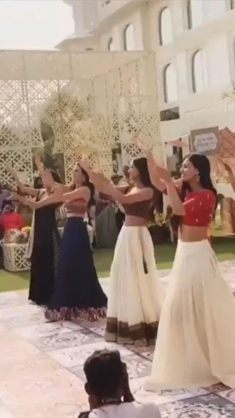 Songs For Bridesmaids, Sangeet Songs, Desi Dance, Dance Indian, Simple Dance, Video Wedding, Pengantin India, Wedding Dance Songs, Wedding Dance Video