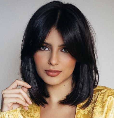 Layered Bob Haircuts, Bob Haircut With Bangs, Middle Part, Medium Hair Cuts, Long Bob, Short Bob Hairstyles, Hair Today, Trendy Hairstyles, Bobs Haircuts