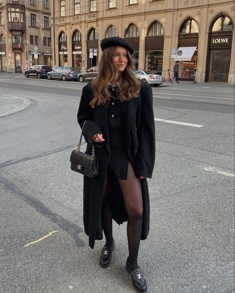 Parisian Chic Winter Outfits, Paris Aesthetic Fashion Winter, Honeymoon Switzerland, European Fashion Fall, Paris Winter Fashion, Paris Trip Outfits, Beret Outfit, Outfit Classy, Winter 22