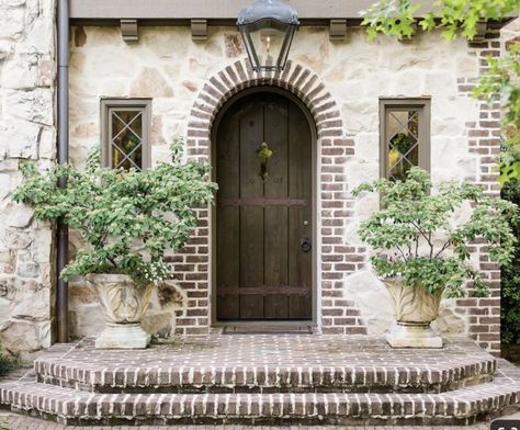 Brick Front Entrance, Elvis House, Brick Bungalow, Arched Front Door, Entry Ideas, Build Inspiration, Outdoor Designs, Ink Inspiration, Brick Exterior