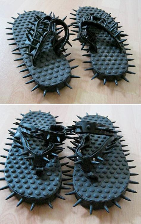 Goth flip-flops Alt Shoes, Traditional Goth, Fancy Fits, Summer Goth, Fade Styles, Goth Style, Fashion Catalogue, Punk Goth, Goth Fashion