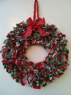 Scrap Fabric Ideas, Scrap Wreath, Fabric Wreath Tutorial, Rag Wreath Tutorial, Cupcake Wreath, Rag Wreaths, Make Christmas Decorations, Christmas Fabric Crafts, How To Make Decorations