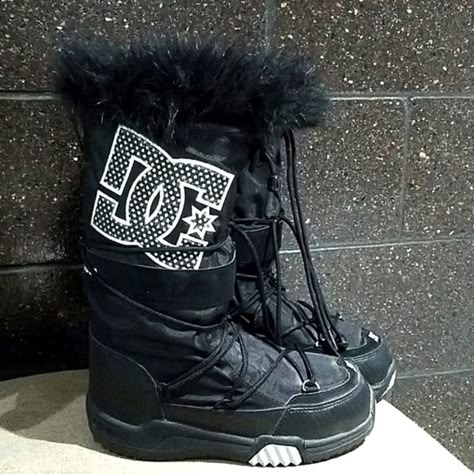 (LOOKING FOR) DC Chalet Boots Dc Moon Boots, Dc Boots Outfit, Y2k Winter Boots, Painting Shoes Idea, Dc Shoes Outfit, Dc Snow Boots, Dc Boots, 2000s Boots, Dc Outfits