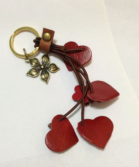 Diy Leather Projects, Leather Key Chain, Flower Keychain, Leather Jewellery, Leather Scraps, Accessories Bag, Leather Art, Leather Keyring, Leather Flowers