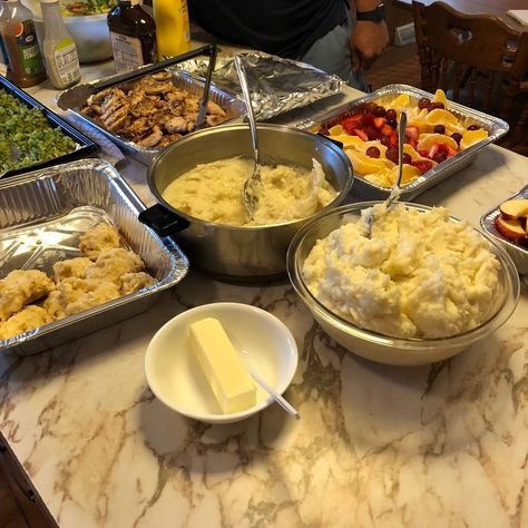 How We Fed A Crowd While On Our Family Vacation (Full Menu Plan for 26 People) - Money Saving Mom® : Money Saving Mom® Meals To Feed A Crowd, Family Vacation Meals, Easy Crowd Meals, Crowd Food, Crowd Recipes, Ramen Dinner, Moms 60th, Recipes For A Crowd, A Crowd Of People