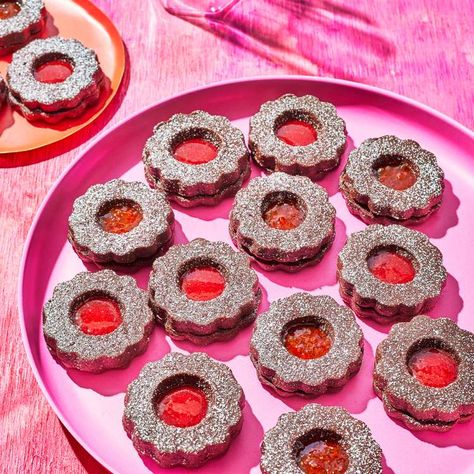 Chocolate Linzer Cookies Recipe Valentines Day Cookie Recipe, Linzer Cookies Recipe, Special Cookies, Best Christmas Desserts, Delish Desserts, Linzer Cookies, Cookie Decorating Party, Dessert Platter, Valentines Day Cookies