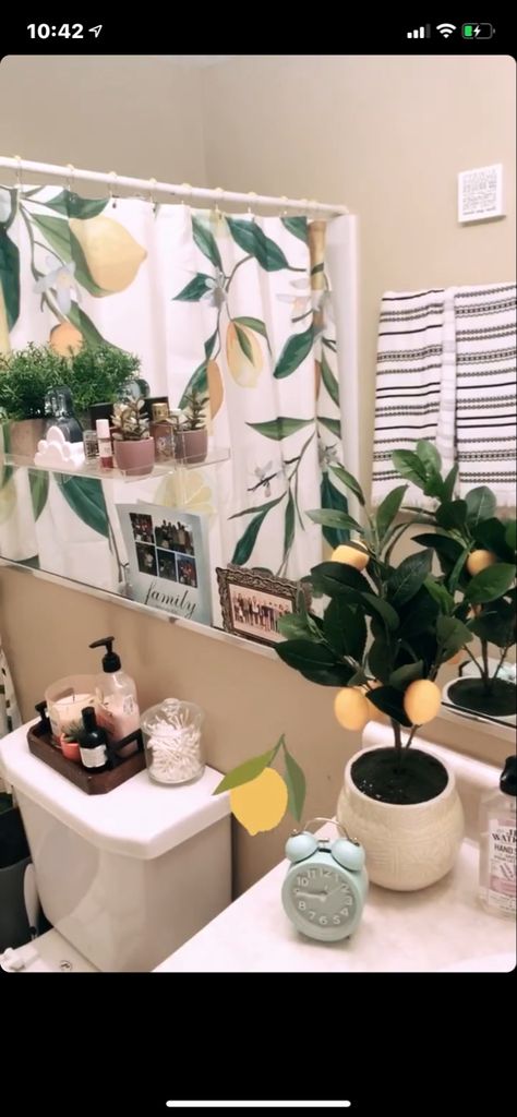 Bathroom Decor For Yellow Walls, Lemon Bathroom Theme, Lemon Themed Bathroom, Lemon Bathroom Decor, Green Themed Bathroom, Bathroom Themes Apartment, Violet Bathroom, Aesthetic Lemon, Bathrooms Decor